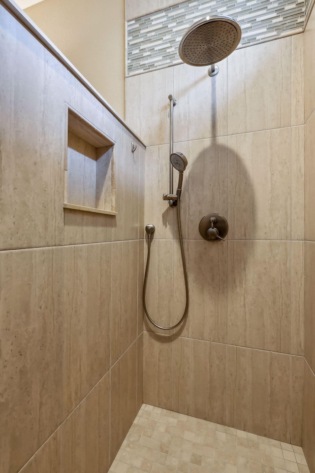 bathroom featuring a tile shower