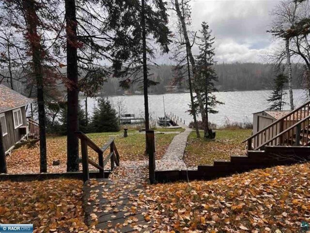 view of yard featuring a water view