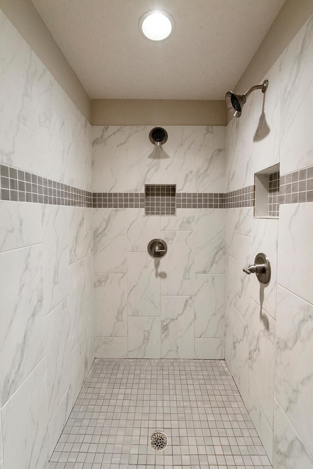 bathroom featuring tiled shower