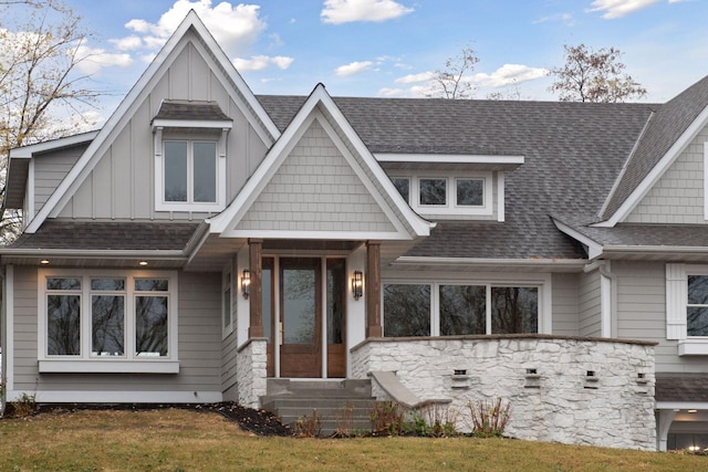 view of front of house featuring a front lawn