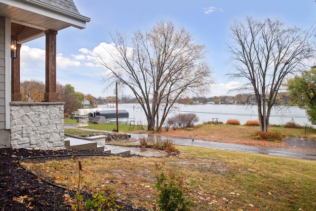 view of yard featuring a water view