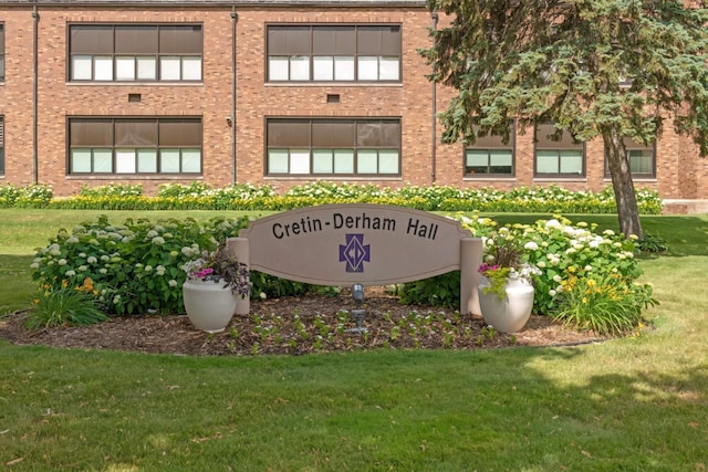 community / neighborhood sign featuring a yard