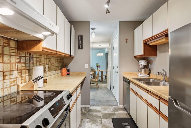 kitchen with sink, white cabinets, stainless steel appliances, and backsplash