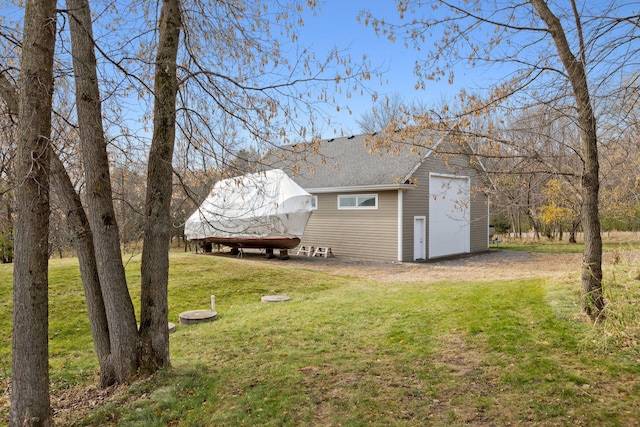 view of yard with an outdoor structure