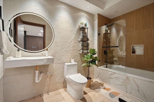 bathroom with toilet and tiled shower / bath