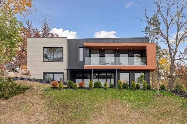 back of house featuring a yard