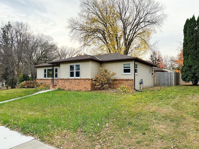 view of front facade with a front yard