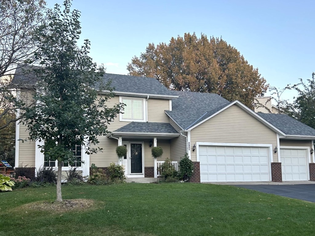 view of front of property featuring a front yard and a garage