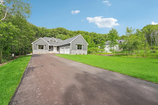 view of front facade featuring a front yard and a garage