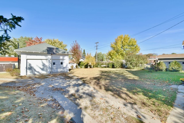 view of yard featuring a detached garage
