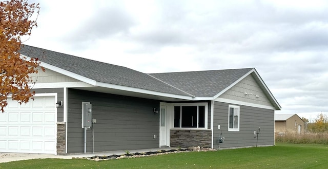 view of front facade featuring a front yard and a garage