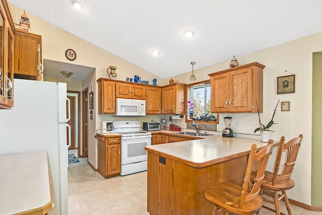 kitchen featuring lofted ceiling, kitchen peninsula, sink, a breakfast bar, and white appliances