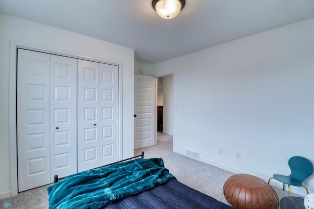 bedroom with carpet flooring and a closet