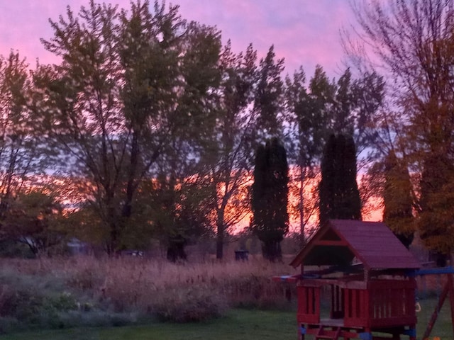 view of yard at dusk