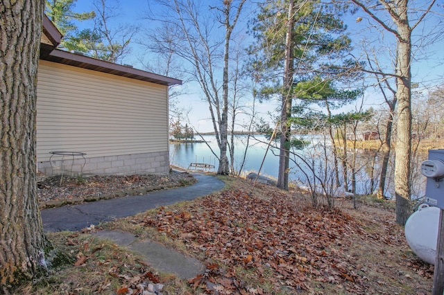 view of yard featuring a water view