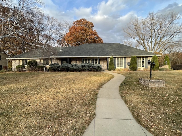 ranch-style house featuring a front yard