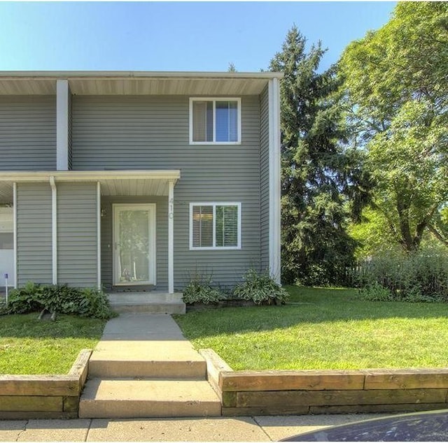 view of front of property featuring a front lawn