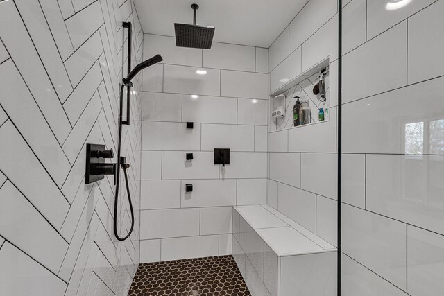 bathroom featuring tiled shower