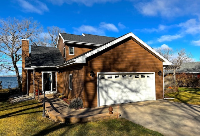 view of front of house featuring a front yard and a garage