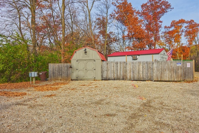 view of yard featuring a storage unit