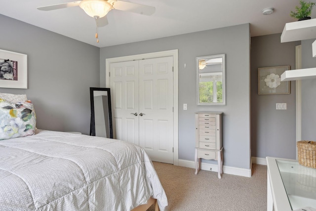 bedroom featuring light carpet, a ceiling fan, baseboards, and a closet