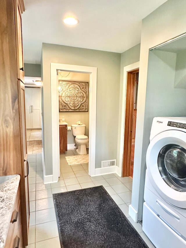 washroom with light tile patterned floors, visible vents, baseboards, washer / dryer, and recessed lighting