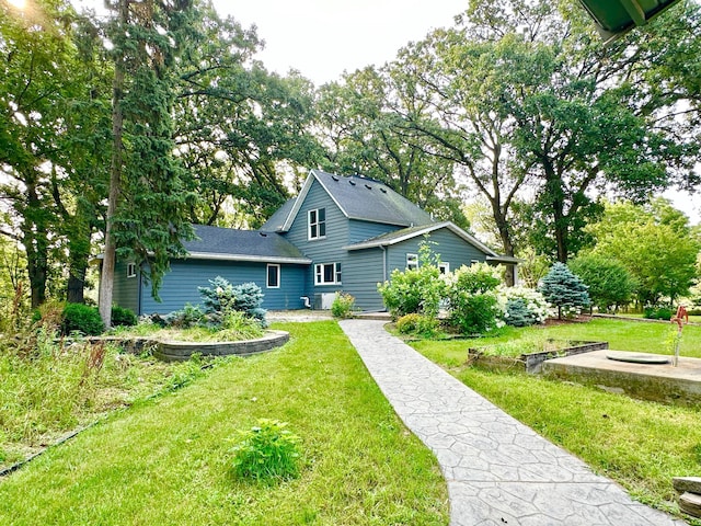 view of front of property with a front yard