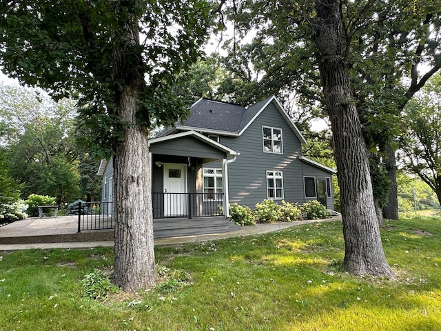 view of front of property with a front lawn and a porch