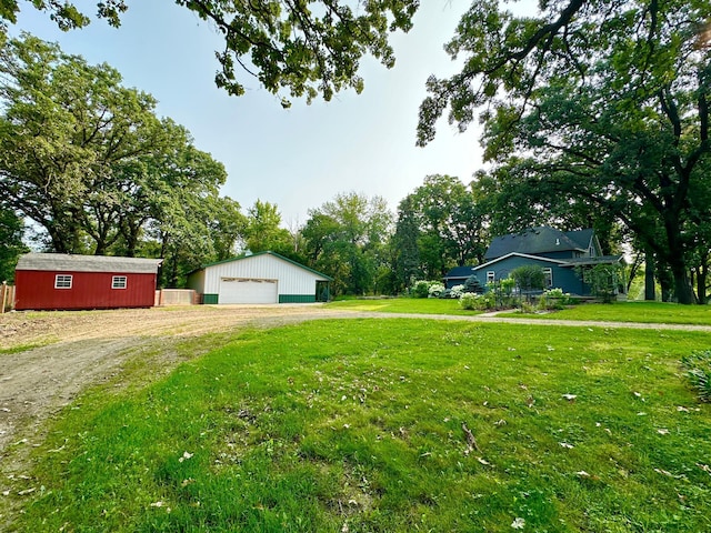 view of yard featuring an outdoor structure and a detached garage