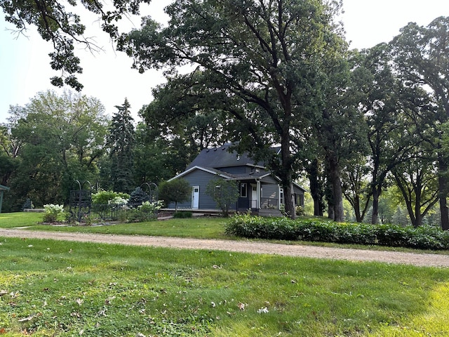 view of front of house featuring a front lawn