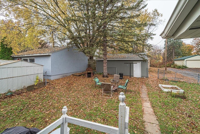 view of yard featuring a storage shed