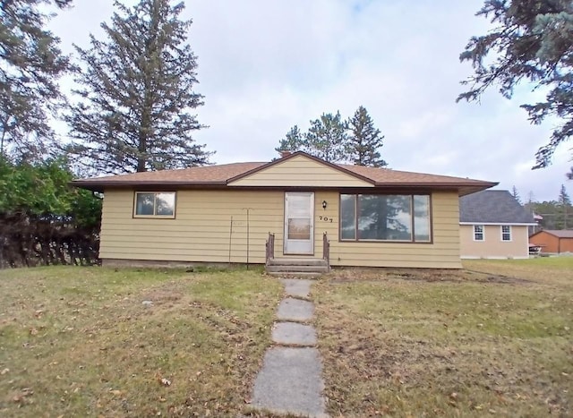 view of front of house featuring a front lawn