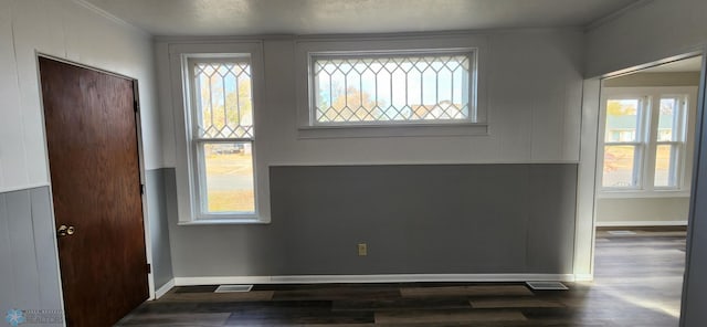 foyer entrance featuring crown molding and dark hardwood / wood-style flooring