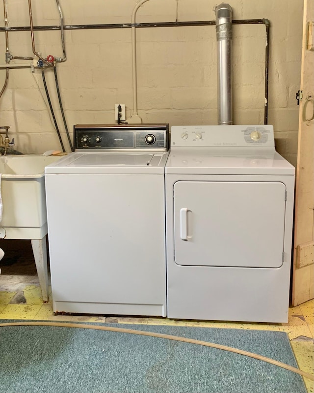 washroom featuring washer and clothes dryer