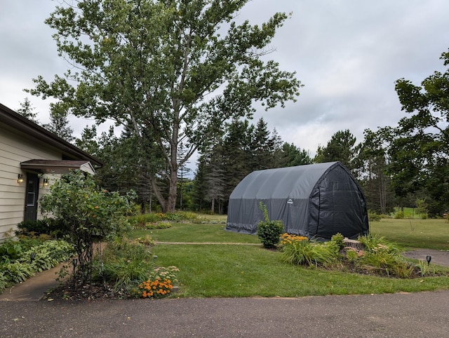 view of yard with an outbuilding