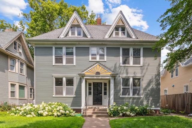 view of front facade featuring a front lawn