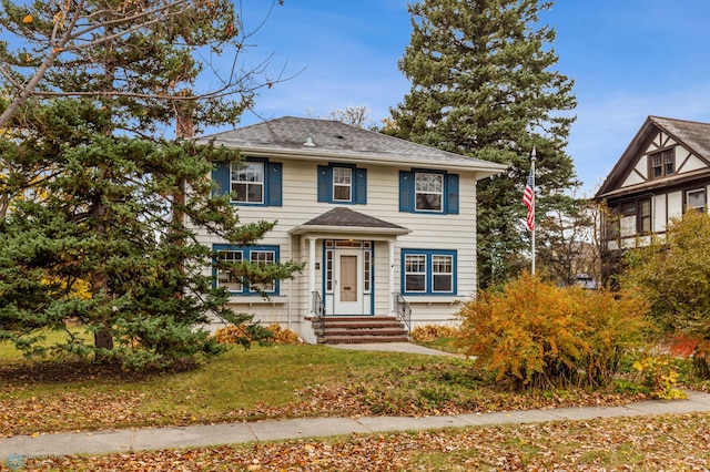 view of front of property featuring a front yard