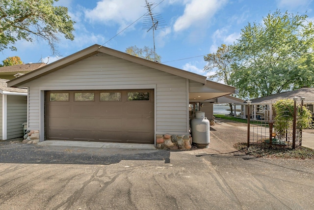 detached garage featuring aphalt driveway