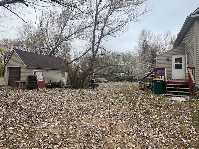 view of yard with an outdoor structure