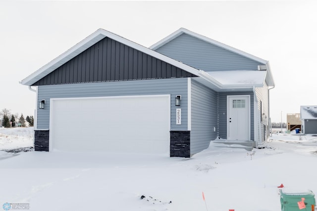 view of front facade featuring a garage