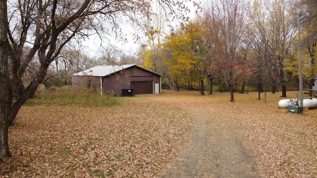 view of yard with an outbuilding