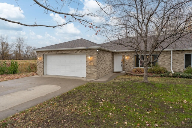 view of front of property featuring a front lawn and a garage