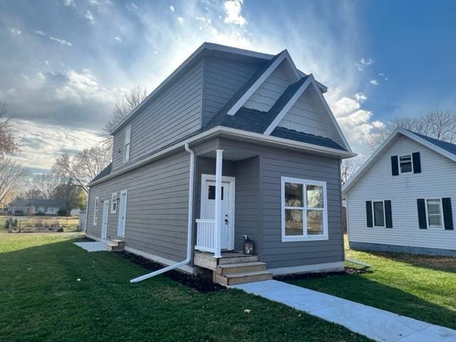 view of front of house featuring a front lawn