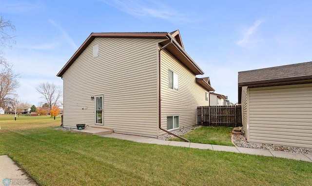 view of side of property featuring a lawn