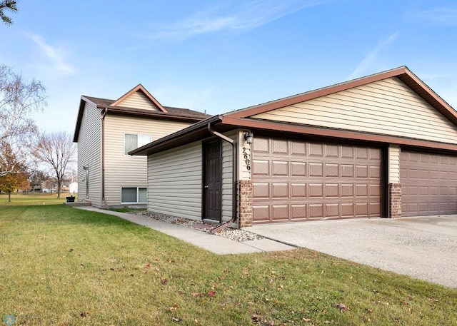 view of side of property featuring a lawn and a garage