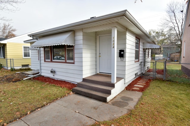 view of front of house featuring a front lawn