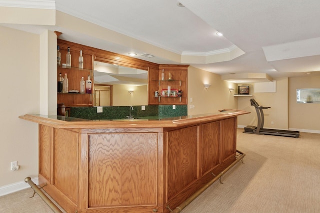 bar featuring backsplash, a tray ceiling, light colored carpet, ornamental molding, and sink