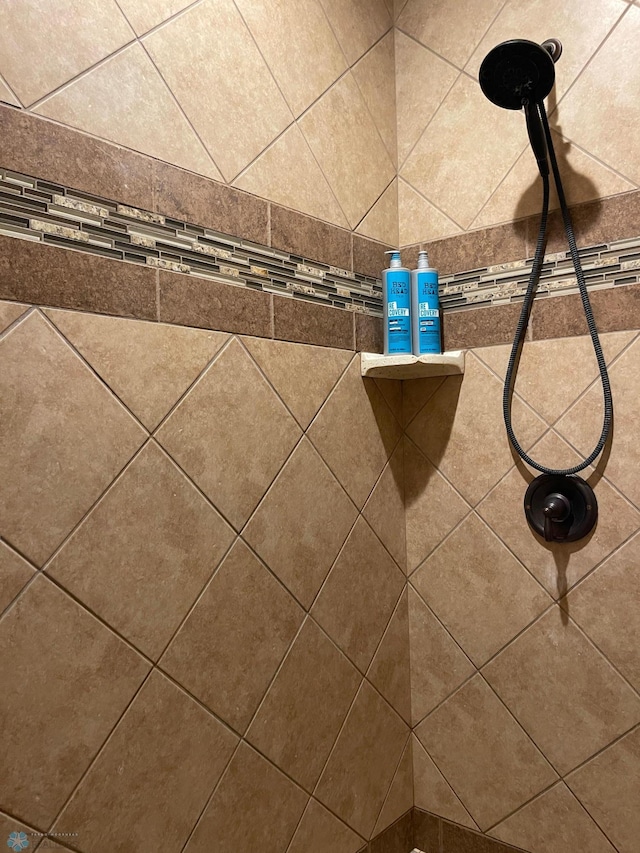 room details featuring tiled shower