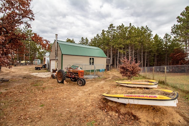 view of yard featuring an outbuilding