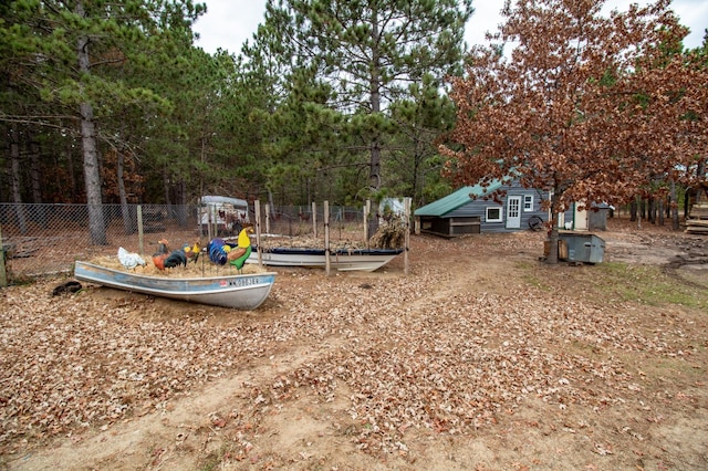 view of yard with an outdoor structure